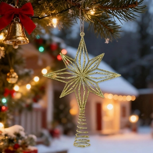 Detail einer goldenen glitzernden achteckigen Weihnachtsbaumspitze mit Spiralbasis