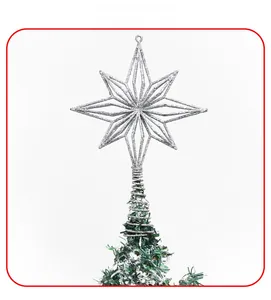 Makroaufnahme der silbernen Glitzer-Christbaumspitze als achtzackiger Stern mit Spirale