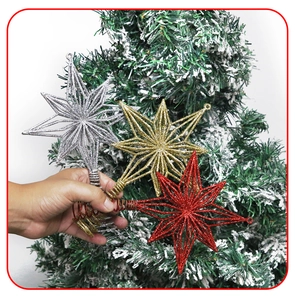 Detailaufnahme glitzernder Weihnachtssterne in Gold, Silber und Rot mit Spiralbasis