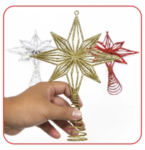 Detail der glitzernden Christbaumspitzen in Gold, Silber und Rot mit Spiralbasis