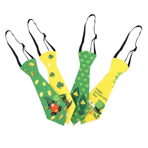 Detail van vier St. Patrick's Day stropdassen met groene klaver- en kabouterpatronen