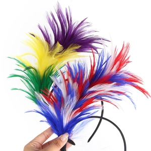 Diademas de colores para carnaval con plumas vibrantes en varios tonos surtidos