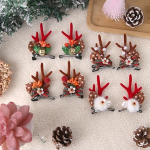 Set de barrettes bois de renne de Noël avec cloches et nœuds festifs sur fond de fourrure