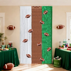 Dettaglio della tenda a frange bianca verde marrone per decorazione festa football americano