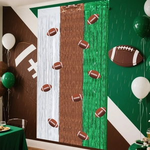 Dettaglio tenda a frange per festa di football americano nei colori bianco, marrone e verde