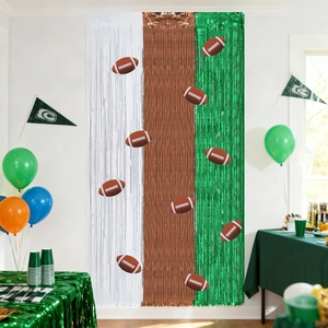 Dettaglio della tenda tinsel a tema football con frange bianche marroni e verdi