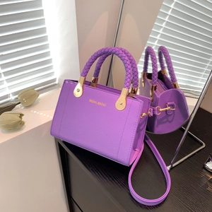 Sac à bandoulière violet tendance avec poignée tressée et texture cuir litchi