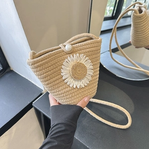 Sac seau en paille beige orné d'une marguerite 3D et d'un fermoir en perle