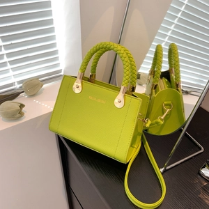Sac bandoulière vert citron à poignée tressée en cuir grainé avec texte miss mini doré