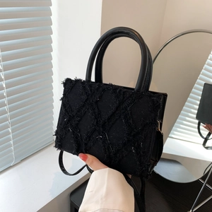 Schwarze gesteppte Shopper-Tasche mit Fransen und Griffen für stilvolles Pendeln