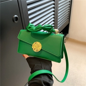 Sac à main bandoulière vert chic avec poignée plissée et serrure dorée ronde