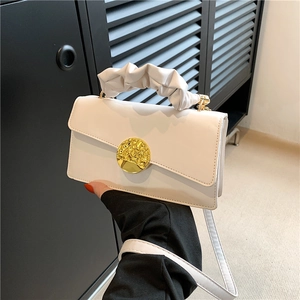 Sac bandoulière blanc crème à poignée froncée et fermoir métallique doré chic