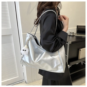 Sac fourre-tout argenté métallisé avec peluche blanche porté à l'épaule pour la taille
