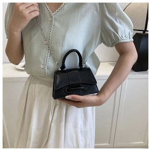 Sac à bandoulière classique en cuir PU noir avec chaîne métallique et poignée