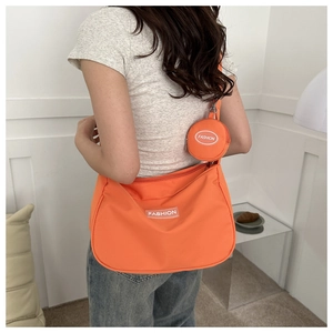 Borsa a tracolla in nylon arancione con borsellino rotondo staccabile coordinato