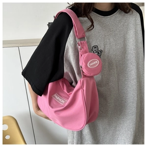 Dettaglio borsa hobo in nylon rosa con mini portamonete staccabile e patch decorativa