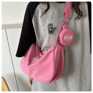 Borsa a tracolla in nylon rosa con piccola tasca rotonda ed etichetta di moda