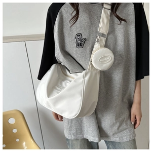 Dettaglio della borsa a mezzaluna in nylon bianco con tracolla e mini borsellino