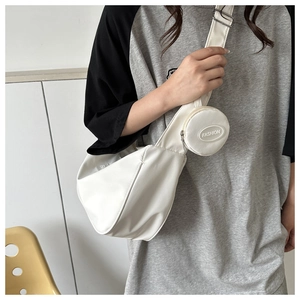 Borsa a tracolla bianca in nylon a forma di mezzaluna con cinturino largo e borsellino