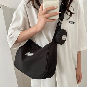 Borsa a tracolla alla moda in nylon nero a mezzaluna con cinturino e piccolo borsellino