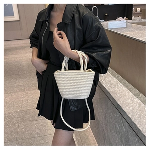 Mini weiße gewebte Beuteltasche mit gedrehten Seilgriffen von Model in schwarzer Lederjacke