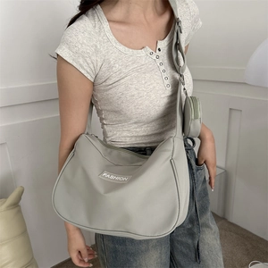 Elegante borsa a tracolla in nylon verde salvia con mini portamonete rotondo abbinato