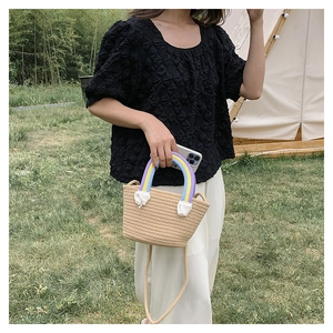 Outdoor-Lifestyle-Foto einer gewebten Baumwolltasche mit Regenbogen-Griffen und Quasten