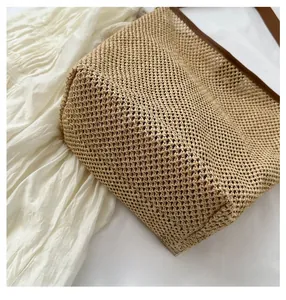 Gros plan détaillé de la base tissée d'un sac cabas en paille fait à la main de forme ronde