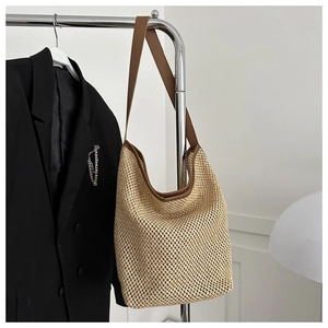 Détail du sac cabas tissé beige avec texture en maille et bandoulière en cuir marron