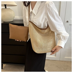 Détail du sac cabas en paille tissé main avec bordure en cuir PU brun et pochette