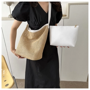 Détail du sac bandoulière en paille avec sa pochette zippée en cuir blanc assortie