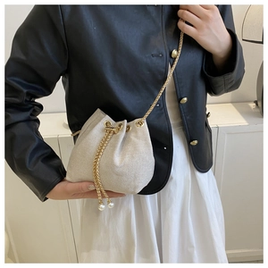 Détail du mini sac seau en maille argentée avec chaîne dorée et cordon en perles