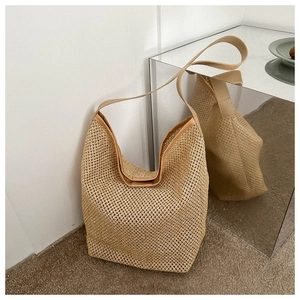 Détail du sac cabas tissé à mailles fines avec bandoulière en cuir beige kaki