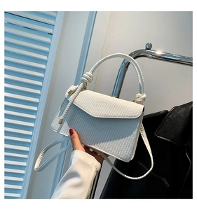 Nahaufnahme der weißen PU-Handtasche mit Webstruktur und stilvollem geflochtenem Griff