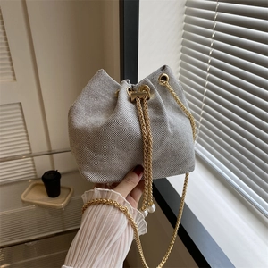 Sac seau tissé noir et blanc à la mode avec chaîne dorée et breloques perles