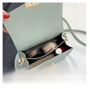 Binnenaanzicht van de muntgroene crossbodytas met ruimte voor make-up en telefoon