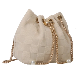 Sac seau tissé à damier crème avec cordon chaîne dorée et breloques en perles