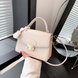 Chique crème witte PU-leren handtas met gouden vierkante gesp en smalle schouderband