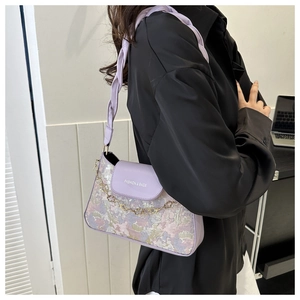 Detail der hellvioletten Jacquard-Schultertasche mit Metallkette und Etikett