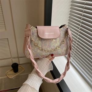 Rosa Schultertasche mit floralem Jacquard-Muster und modischer Kleeblatt-Metallkette