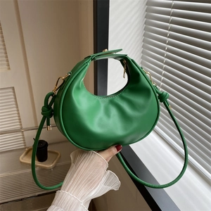 Sac à main demi-lune vert émeraude chic avec bandoulière nouée et détails dorés