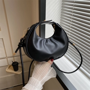 Sac à main demi-lune noir minimaliste avec cuir plissé et détails en métal doré chic