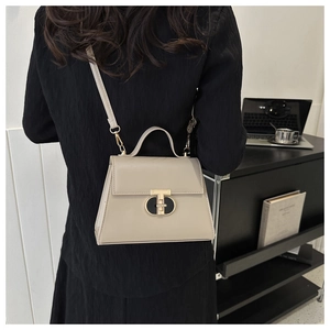 Vista dettagliata della borsa beige in ecopelle con elegante chiusura a rotazione a T