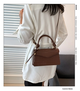 Vue arrière du sac bandoulière marron plissé avec rabat et boucle en métal doré