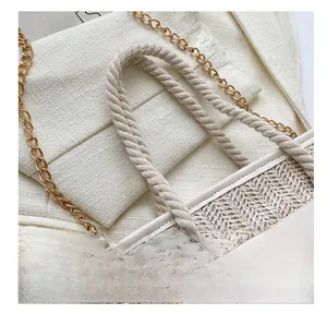 Détail du sac seau en paille montrant le tissage à chevrons et la poignée en coton