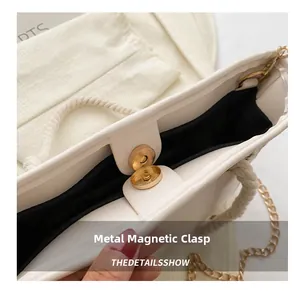 Détail macro du fermoir magnétique en métal et de la chaîne sur un sac fourre-tout