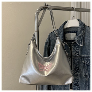 Silberne Crescent Hobo Bag mit rosa Schmetterlingsstickerei und metallischem Kettendetail