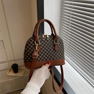 Klassieke schelpvormige handtas in bruin leer met monogrampatroon en handvatten
