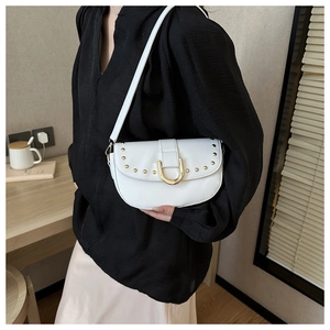 Sacoche selle en cuir blanc avec rivets dorés et boucle en U portée avec haut plissé noir
