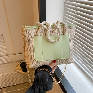 Sac seau chic en paille tissée beige avec garniture en cuir vert et poignée en corde